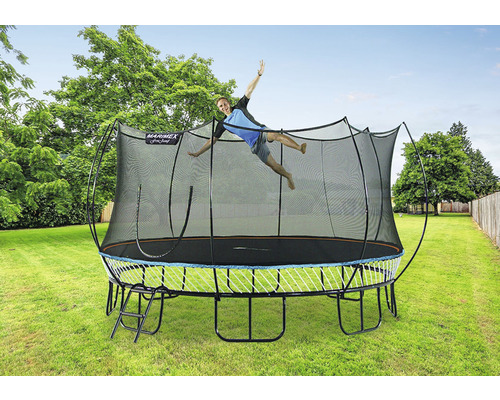 Trampolína Marimex s ochrannou sítí a skákající osobou na zahradě.