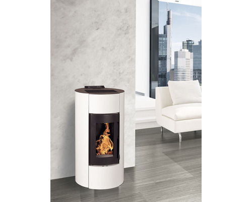 Bílá peletová kamna s plamenem v obývacím pokoji.