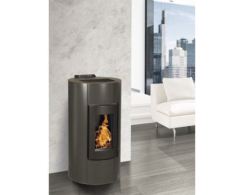 Peletová kamna ve světlém obývacím pokoji s výhledem na město