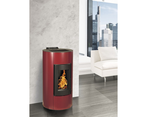 Červená peletová kamna s plamenem v moderním obývacím pokoji