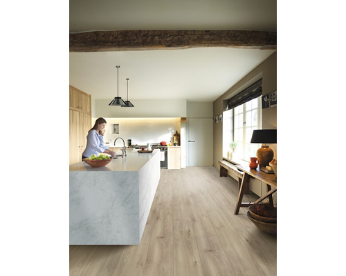 Světlá místnost s kuchyní a dřevěným trámovým stropem, laminátová podlaha