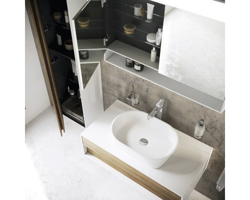 Moderní koupelna s umyvadlem, umyvadlem na desku a zrcadlovou skříňkou pro uložení koupelnových potřeb