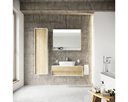 Moderní koupelna s umyvadlem, zrcadlovou skříňkou a vysokou skříní