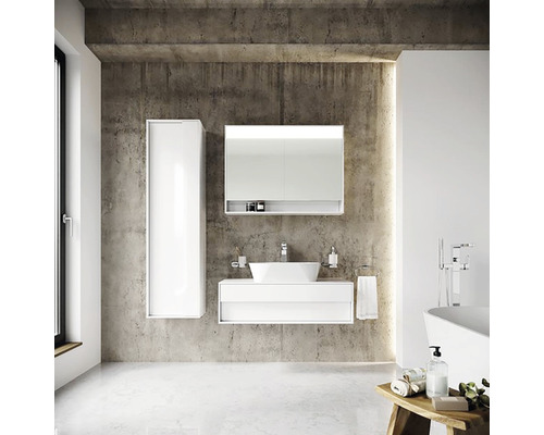 Moderní koupelna s umyvadlem, zrcadlovou skříňkou a vysokou skříňkou