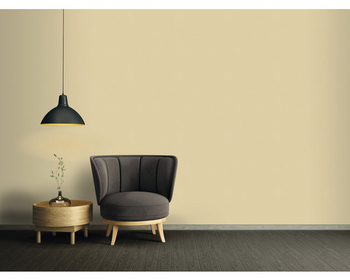 Obývací pokoj s křeslem, odkládacím stolkem a závěsnou lampou pro útulnou atmosféru