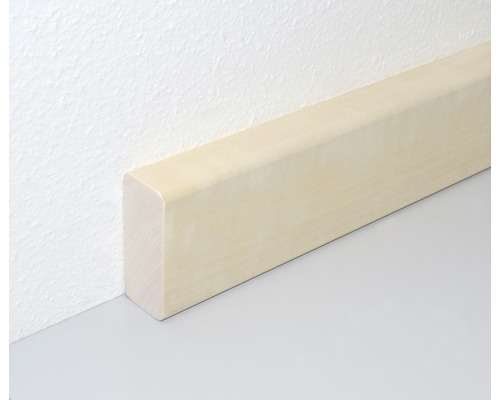 Dřevěná podlahová lišta na zdi