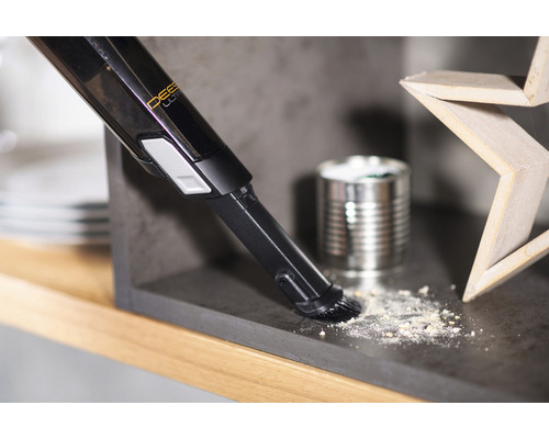 Akumulátorový vysavač vysává nečistoty z povrchu.