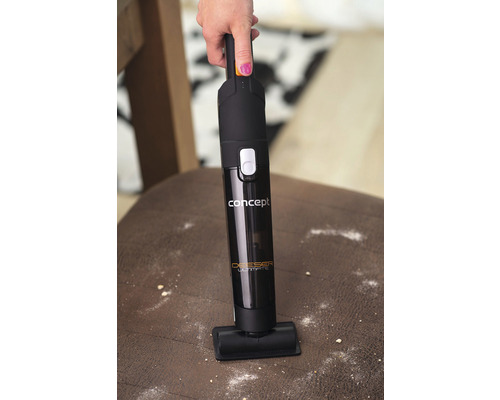 Akumulátorový vysavač se používá k čištění židle.