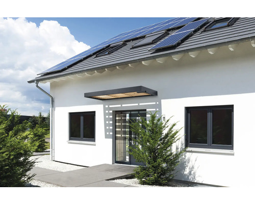 Fasáda domu s okny, stříškou a solárním systémem na střeše