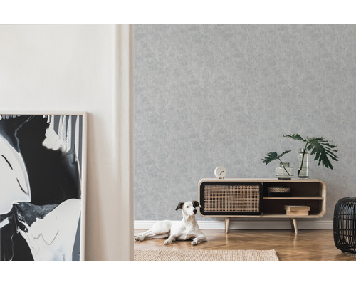 Obývací pokoj se vzorovanou tapetou, příborníkem a psem