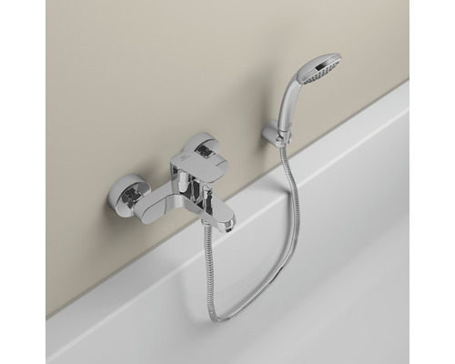 Vanová baterie s ruční sprchou na okraji vany