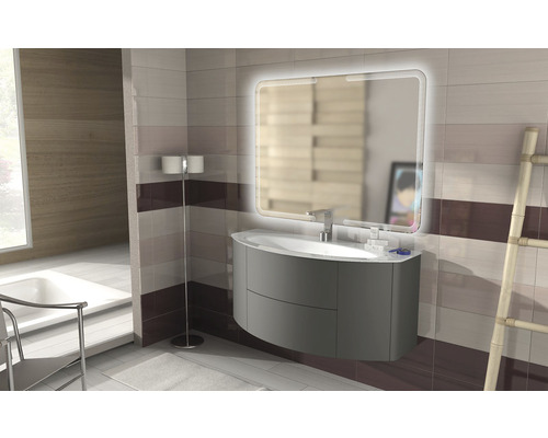 Moderní koupelna s umyvadlem, osvětleným zrcadlem a obkládanou stěnou