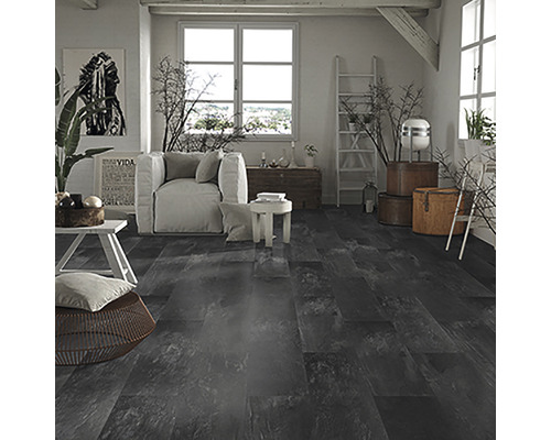 Obývací pokoj s tmavou dřevěnou podlahou, pohovkou a dekoracemi