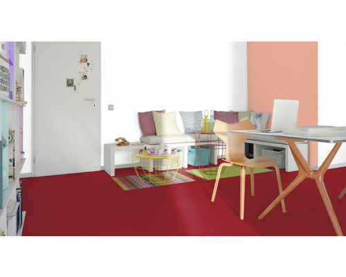 Světlý obývací pokoj s červenou podlahou, stolem, židlí a posezením