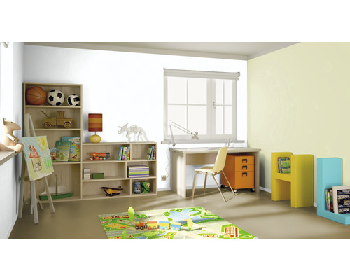 Dětský pokoj se stolem, regálem a hračkami