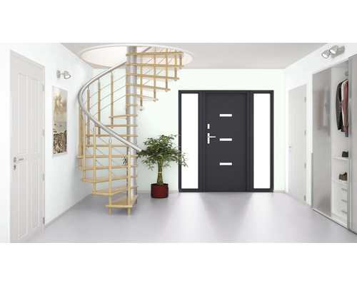 Světlá hala s točitým schodištěm, vchodovými dveřmi a šatnou.