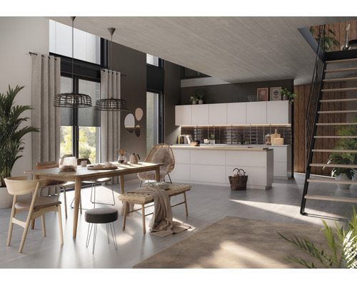 Světlý obývací pokoj s jídelním stolem, židlemi, lavicí, kuchyňským koutem a schodištěm