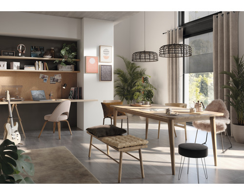 Světlý obývací pokoj s dřevěným stolem, lavicí, židlemi, pracovním prostorem a dekorací