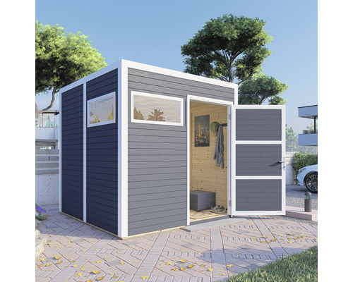 Šedý zahradní domek s oknem a otevřenými dveřmi ve venkovním prostředí.