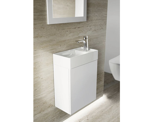 Koupelna s umyvadlovou skříňkou, umyvadlem, armaturou a zrcadlem