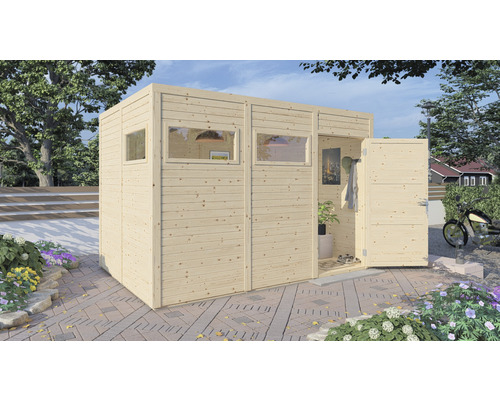 Dřevěný zahradní domek s okny a otevřenými dveřmi na dlážděném povrchu