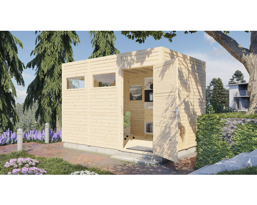 Dřevěný zahradní domek s okny a otevřenými dveřmi v zahradě