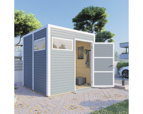 Zahradní domek s oknem a otevřenými dveřmi