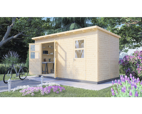 Zahradní domek ze dřeva s otevřenými dvoukřídlými dveřmi a oknem