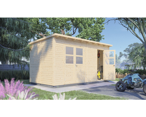 Dřevěný zahradní domek s oknem a otevřenými dveřmi na zahradě