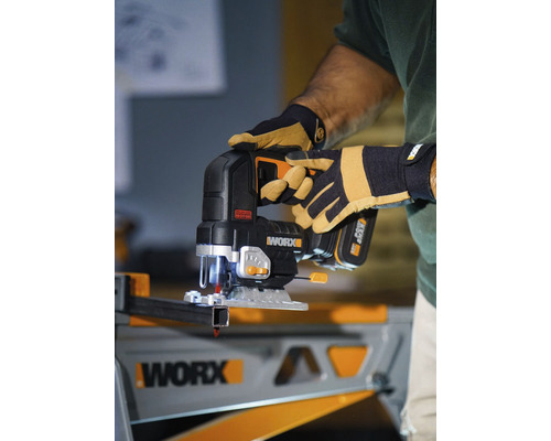 Akumulátorová přímočará pila se používá k řezání kovového profilu