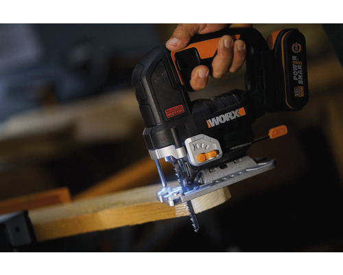 Aku přímočará pila Worx řeže dřevo