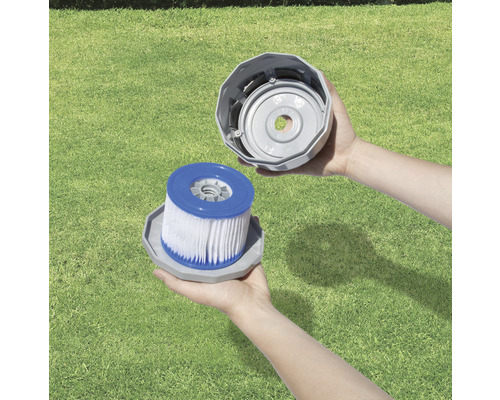 Filtrační kartuše bazénu s pouzdrem držená v rukou