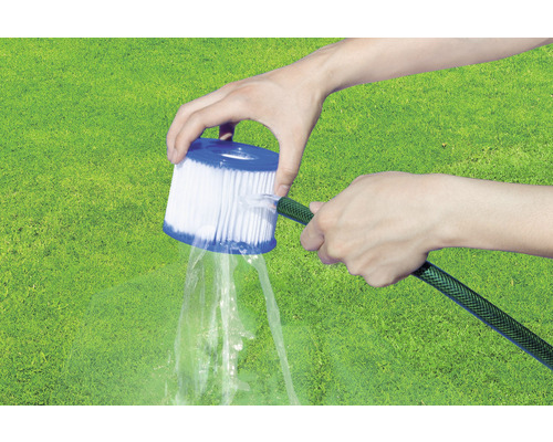 Čištění filtrační patrony bazénu pomocí zahradní hadice