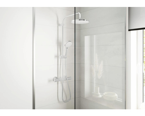 Sprchový systém s hlavovou a ruční sprchou ve světlém sprchovém koutě