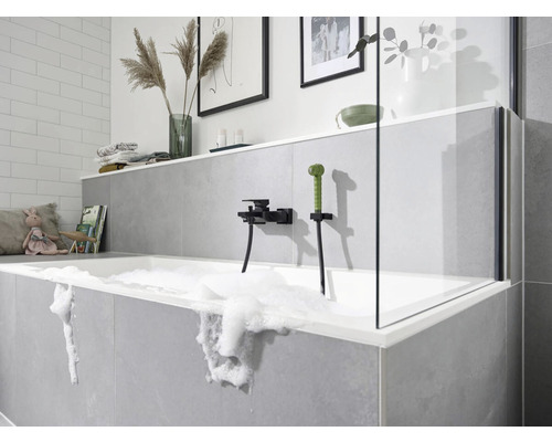 Koupelna s vanou, armaturou a sprchovou zástěnou