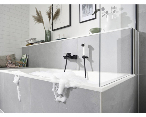 Koupelna s vanou, sprchovou zástěnou a baterií