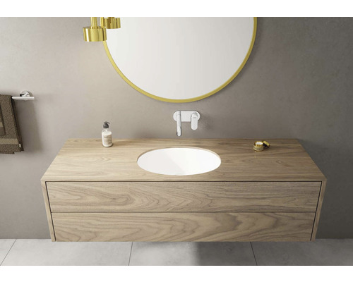 Moderní koupelna s dřevěným umyvadlem, kulatým zrcadlem a vodovodní baterií