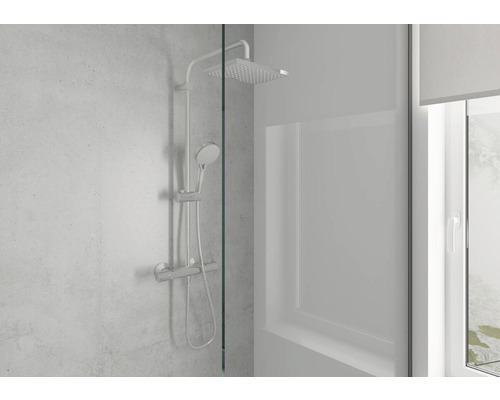 Sprchový systém s hlavovou a ruční sprchou v koupelně