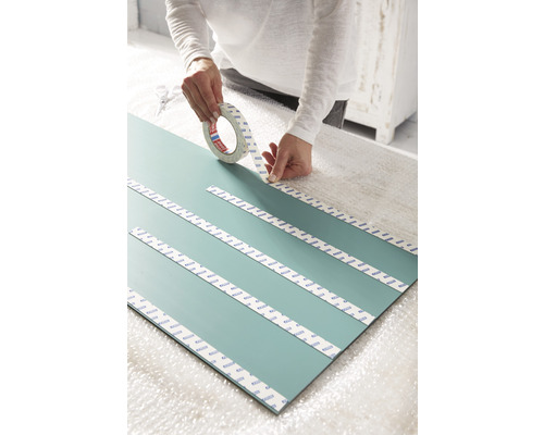 Aplikace oboustranné lepicí pásky na zrcadlo