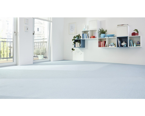 Světlá místnost s kobercem, policemi a balkonové dveře