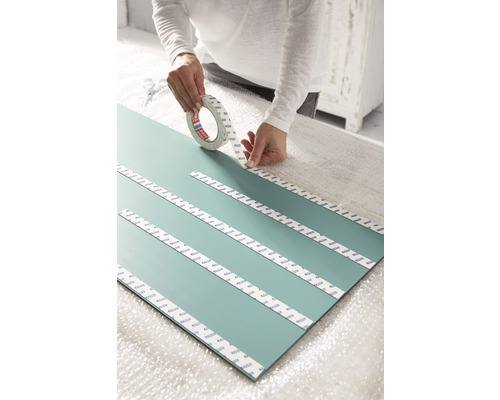 Aplikace oboustranné lepicí pásky na desku pro montáž