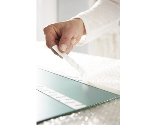 Aplikace oboustranné lepicí pásky na zrcadlo