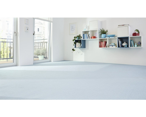 Světlá místnost se strukturovaným kobercem, otevřeným balkonem a nástěnnými policemi