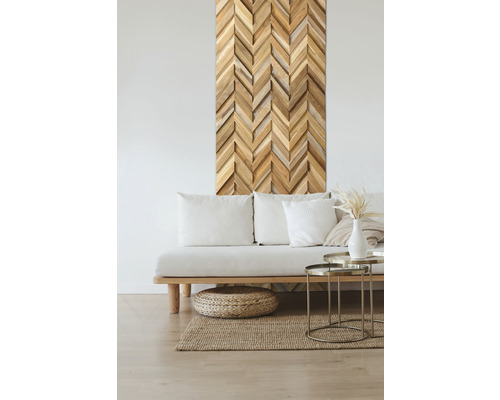 Obývací pokoj s dřevěným obložením ve tvaru šipek na stěně nad pohovkou.