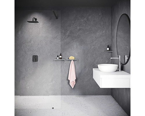 Moderní koupelna se sprchou, umyvadlem a zrcadlem