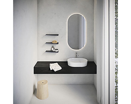 Koupelna se zrcadlem, umyvadlem, umyvadlovou mísou a dřevěnými policemi