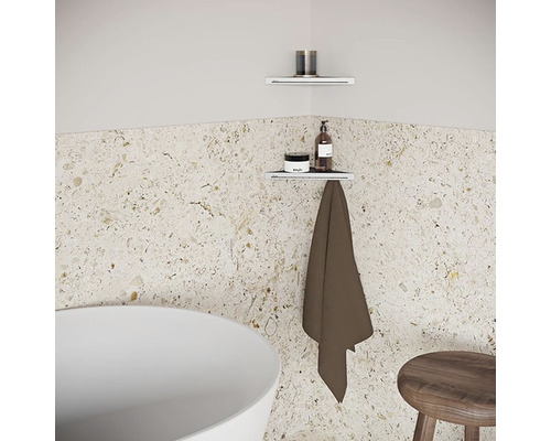 Koupelna s rohovými policemi, ručníkem, vanou a stoličkou