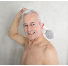 Starší muž používá sprchovou hlavici s prodlouženou rukojetí