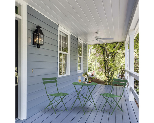 Zahradní set se stolem a dvěma židlemi na verandě