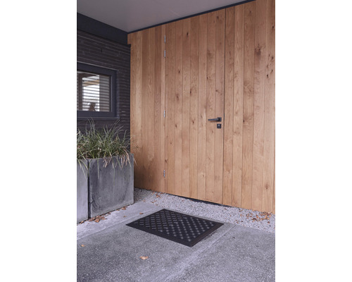 Vstupní prostor s dřevěnými dveřmi, rohožkou a květináči